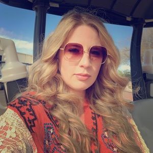 Meet your Posher, Romelia